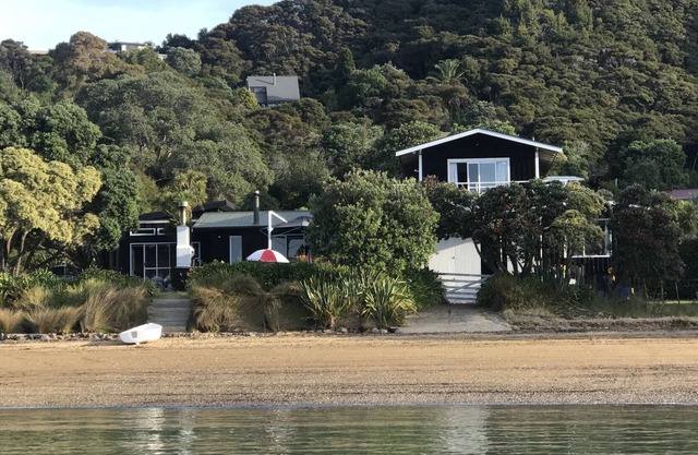 Idyllic Waterfront Kiwi Beach House