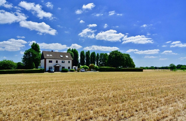 Idyllically located country house with terrace, parking andnattention to detail
