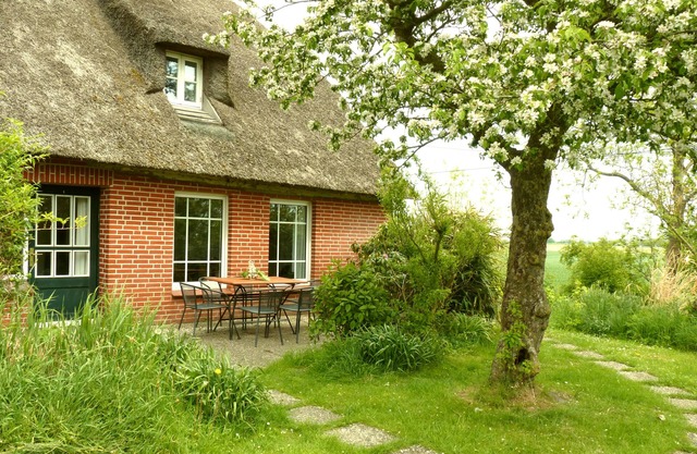Idyllische Reethaus-hälfte mit Kaminofen, Terrasse+garten/Ebenerdig