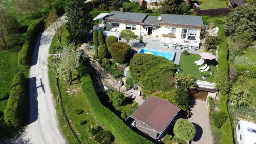 Idyllischer Ferienbungalow in ruhiger Lage mit Pool und großen Garten