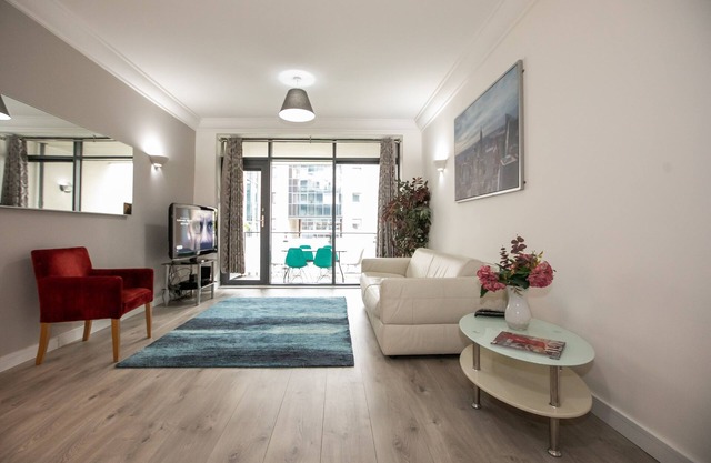 IFSC Superb 3 bedroom apartment - sleeps 8