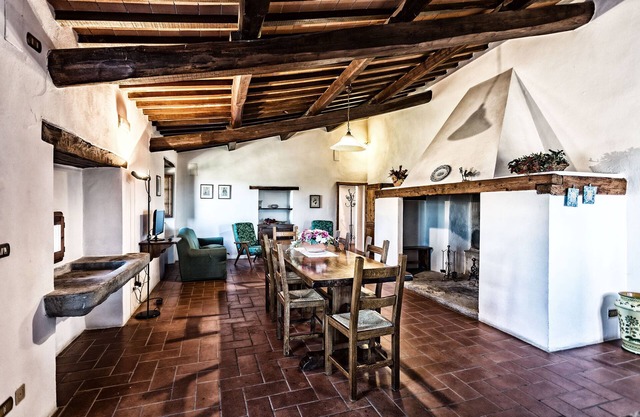 Il Castello Apartment in Farmhouse with swimming pool overlooking Lake Trasimeno
