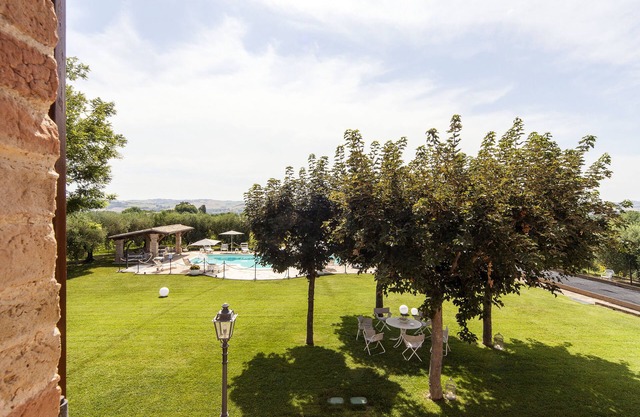 Il Ciliegio, app in a typical villa with swimming pool 7km from the sea, Senigallia, Marche