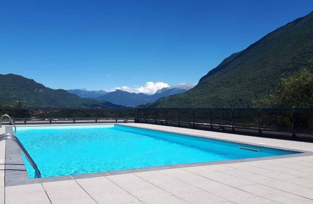 IL GELSOMINO apartment with pool and garden.