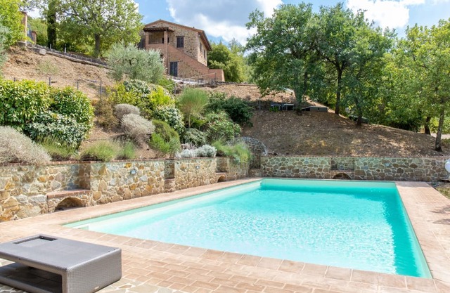 Il Giardino will make you fall in love with its enchanting view of the Umbrian countryside and Lake