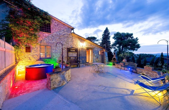 Il Granaio, Villa for 6 people with heated jacuzzi and pool in the garden