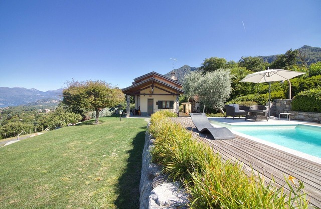Il Lago Blu Loft With Pool, Castelveccana, Italy