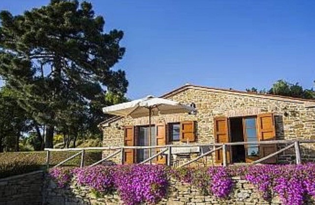 Il Leccio cottage with swimming pool and panoramic garden