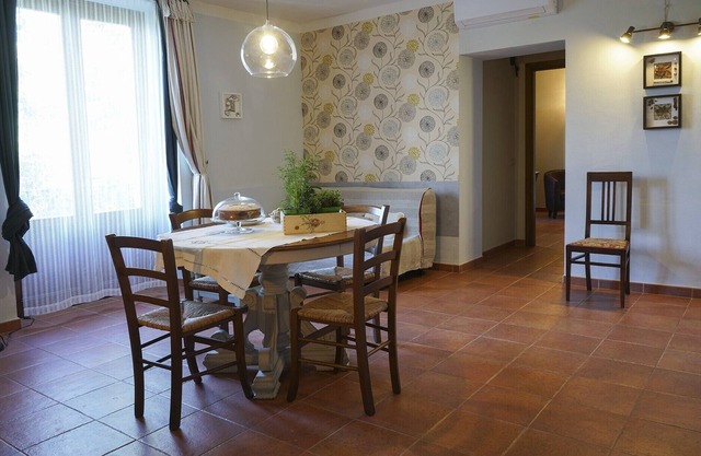 Il Pino, quiet apartment with delightful view over the garden and swimming pool