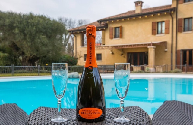 Il sole ad est, Exclusive Farmhouse private pool surrounded by greenery nearLake