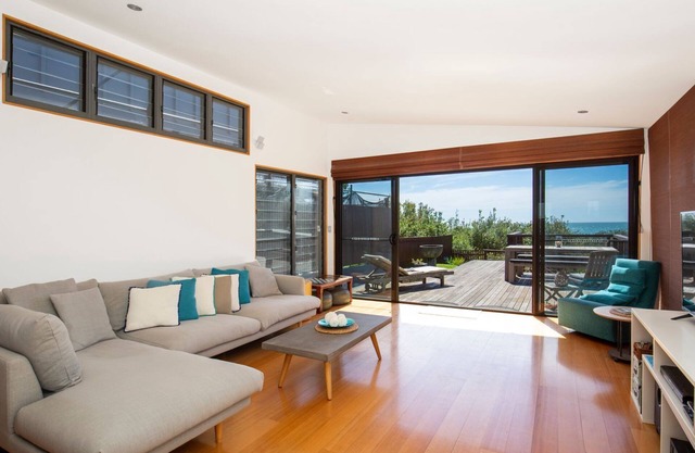 Illaroo - Absolute Beachfront with Spa