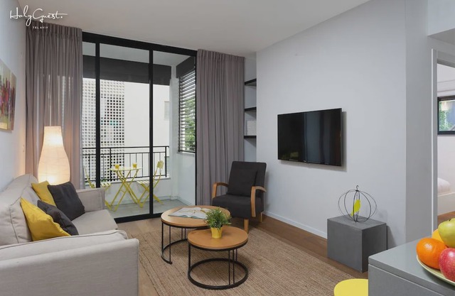 Illuminated 2BR in Ben yehuda 140 by HolyGuest