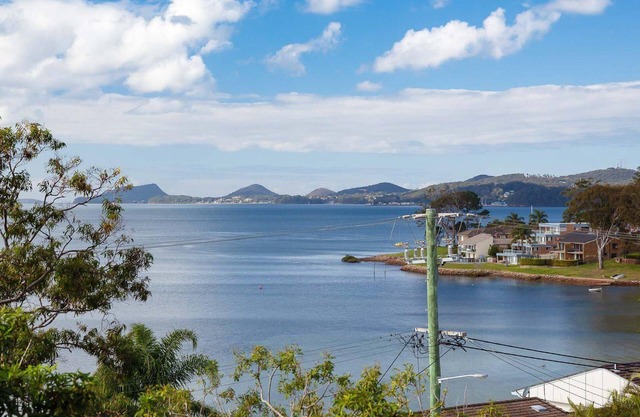 Iluka, 46 Soldiers Point Rd - Stunning Air Conditioned house with WIFI & Water Views