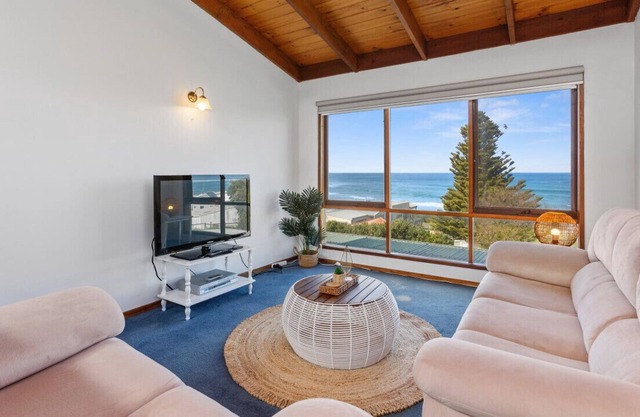 ILUKA HOUSE - amazing views + close to beach