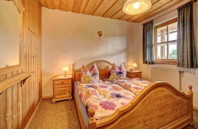 Im Bayerwald-Stil gestaltete FeWo (60 m2) mit eigener Terrasse