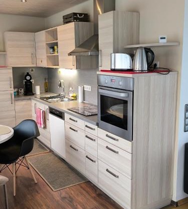 Im Herzen von Wiesdorf- Blick auf das BAYER-KREUZ -Appartement mit 2 Schlafzimmern-für 3 Personen -Zentral gelegen - Friedrich Ebert Platz 5a , 4te Etage - Dachterrasse und Sauna - Kaution Pflicht -