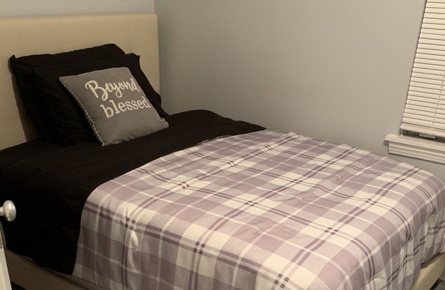 Immaculate 3-Bedroom, 3 Bed cozy residential home