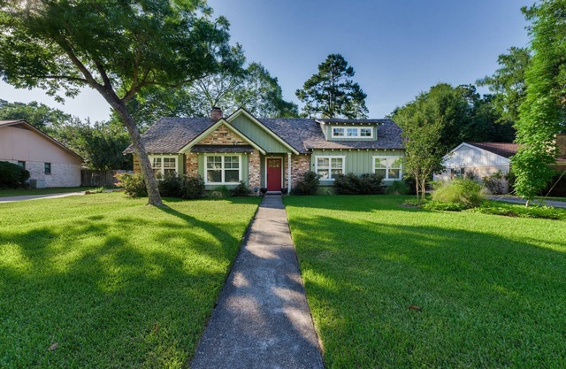 Immaculate 4 bedroom 20 minutes to Downtown/Woodlands/Airport/Exxon w/huge yard