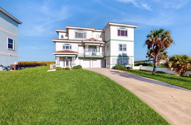 Immaculate oceanfront house with pool, fitness room & deck - dog-friendly