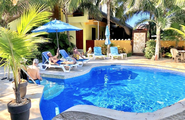 Immaculately clean, private villa! Saltwater pool, close to beach & town. BBQ!