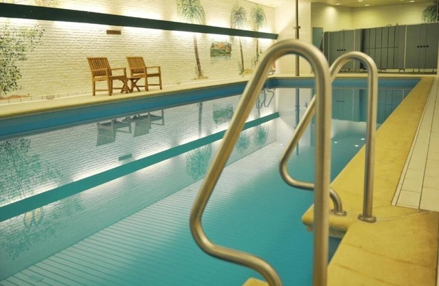 Immerse in Nature's Beauty: Convenient Room with Indoor Pool, Near Burgers Zoo