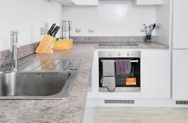 Impeccable 2-Bed Apartment in Salford