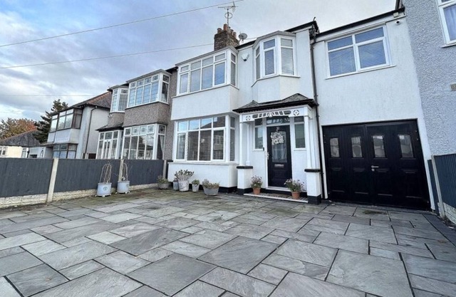 Impeccable 4-Bed House in Liverpool