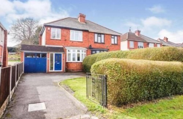 Impeccable 4-Bed House in Bilston