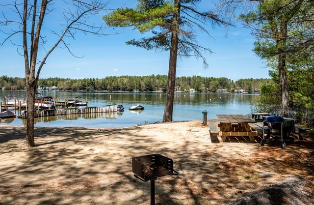 Impeccable home with screened-in porch, WiFi and access to community beach