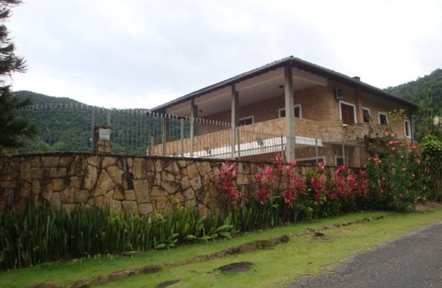 Imposing House, Pool with Hydro, 5Q (3 with A/C), 6 bathrooms, barbecue.