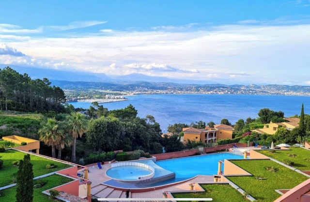 IMPRESSIONNANTE View of the sea and the bay of Cannes VTT swimming pool at the foot of the Esterel mountains
