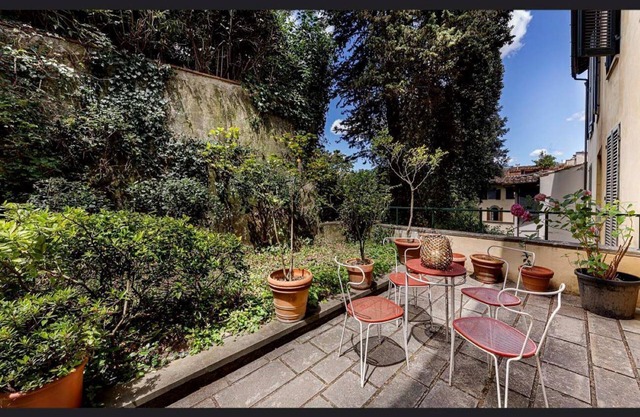 : IMPRESSIVE 2BD-2BA DESIGNER APT w/GARDEN, 2ND FLOOR, TOP FLORENCE LOCATION!
