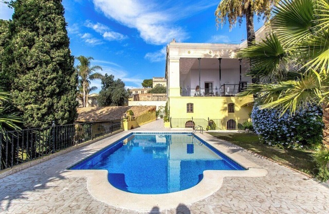 Impressive and Idyllic mansion for up to 40 people!