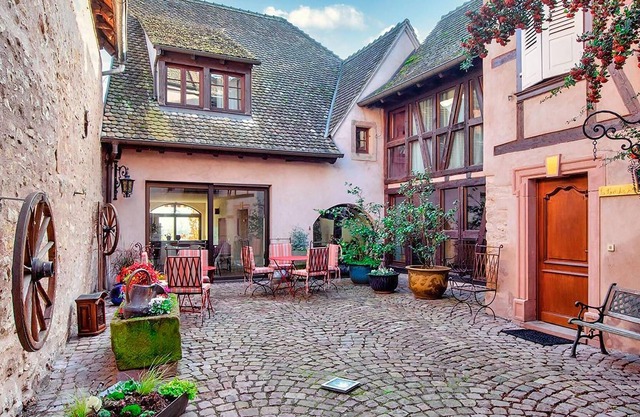 In a former barn, which now welcomes you as a contemporary house, this comfortable and tasteful stud