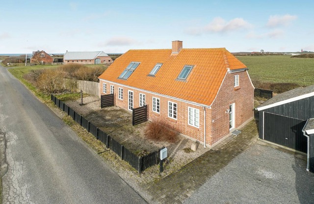 In a quiet location, close to Trans Beach, this spacious and beautiful vacation home welcomes you.