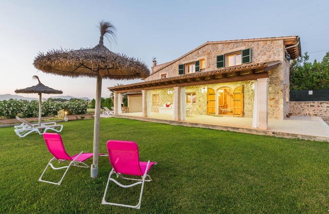 In a Quiet Location with Garden – Villa Can Ferrer