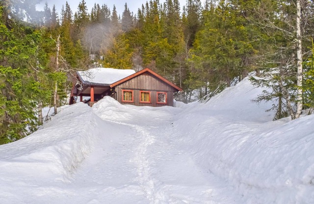 In a wooded residential area, not far from the lake, this authentic wooden house with great views we