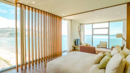 In front of MyKhe beach Panorama 15fl Suite
