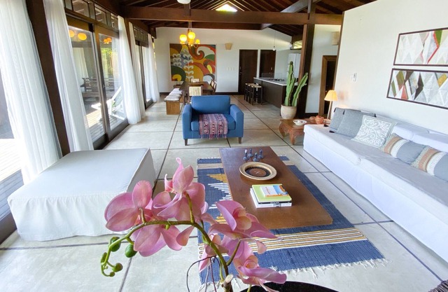 In front of the beach, with 4 suites!