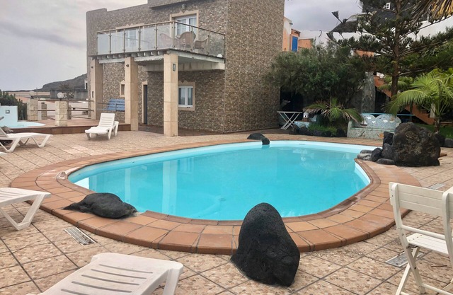 In front of the sea with pool and Jacuzzi with sea water, both