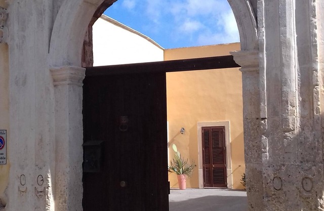In Grecìa Salentina, at 15 minutes from Lecce and the Adriatic coast, a "courtyard house" seventeenth century with large garden