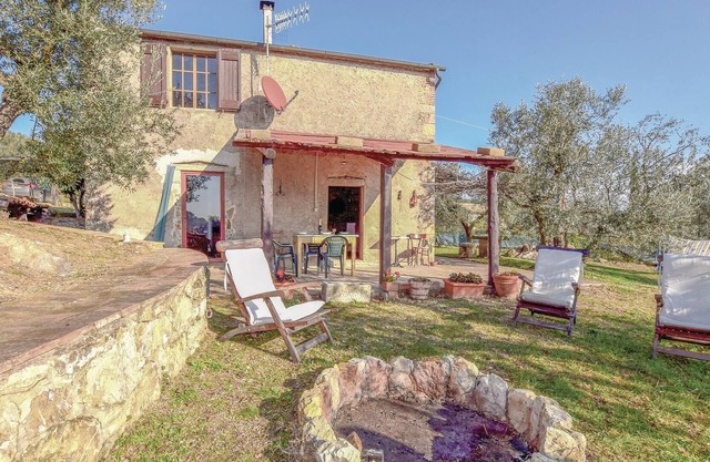 In Roccatederighi, nestled in the greenery of the rolling hills of Maremma that dominate the Etrusca