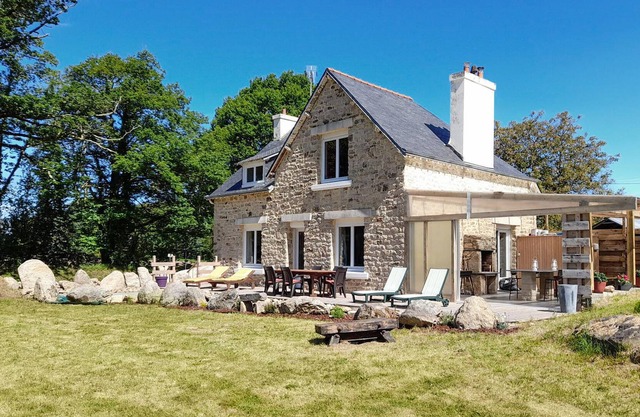 In southern Brittany, in the countryside, this tasteful stone house with beautiful decor welcomes yo