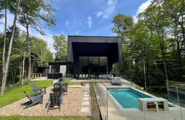 In the middle of the Eastern Townships. At the really top of a small mountain with no neighbors. 10 minutes from Magog and Orford. 20 mins from Bromont and Owl's Head. 5 minutes from Eastman village.
