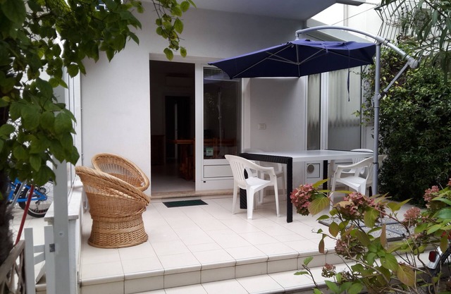 In the center. Apartment with garden and terrace a few meters from the beach