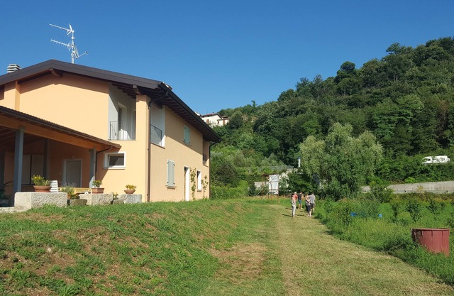 In the countryside 7 km from Lake Garda.