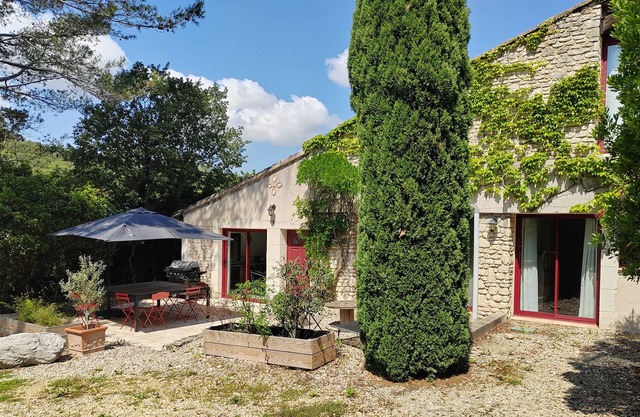 In the countryside, ground floor apartment with garden among oak trees.