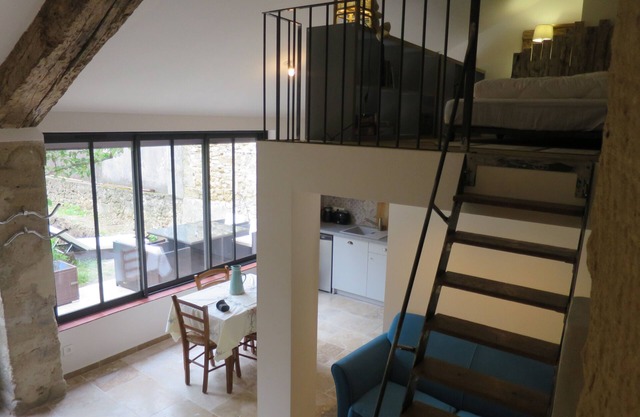 In the heart of a Provencal village, a converted semi-troglodyte cabin!