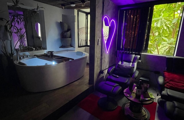 In the heart of downtown Armenia, you will find El Corazon Rojo with Jacuzzi.