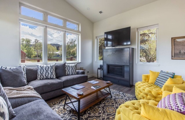 In the Heart of Ridgway- Amazing View- AC- Pet Friendly- Private Master
